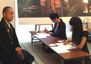 khách đang trải nghiệm các truyền thống Phật giáo tại Koya-san Café